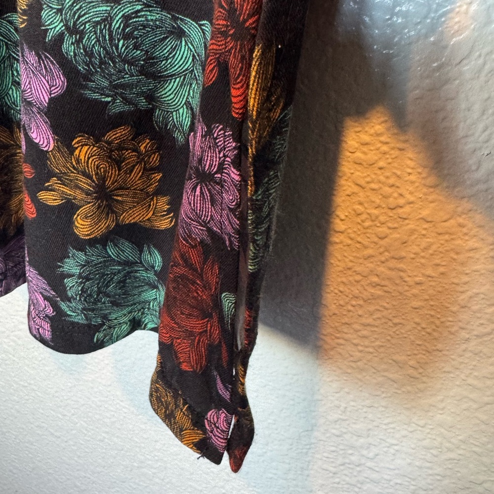 LUC XS LuLaRoe Floral Short Sleeve Top - Black, w/Pink, Orange , Green - Picture 7 of 8